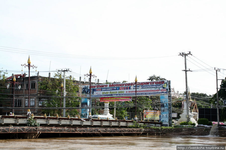 Мост через Чао Праю — после сильных дождей вода поднялась на несколько метров