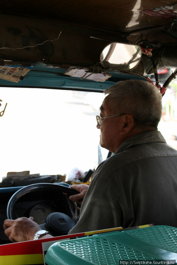 Водитель автобуса в Исторический парк Сукхотай, Таиланд