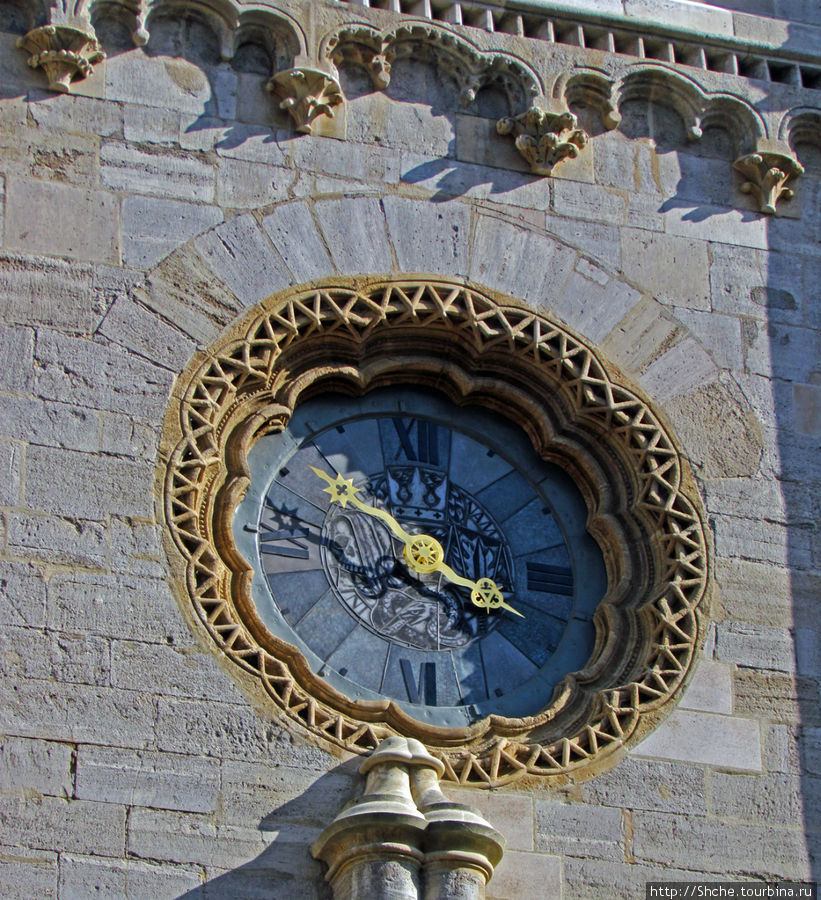 оригинальные часы на фасаде Вена, Австрия