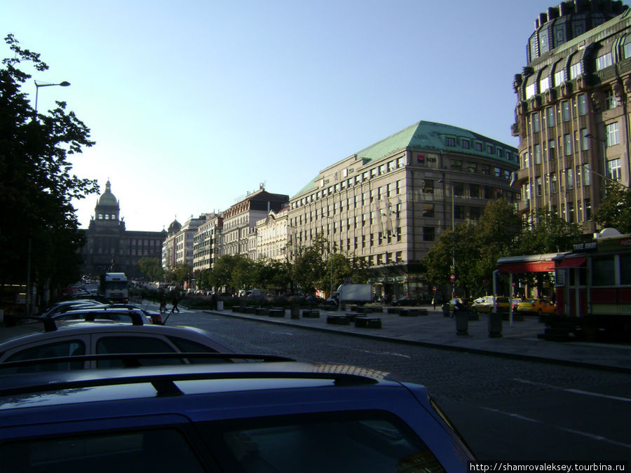 Инвестиционный банк, правее Земельный банк («Ледовый дворец»), часть комплекса «Люцерна». Прага, Чехия