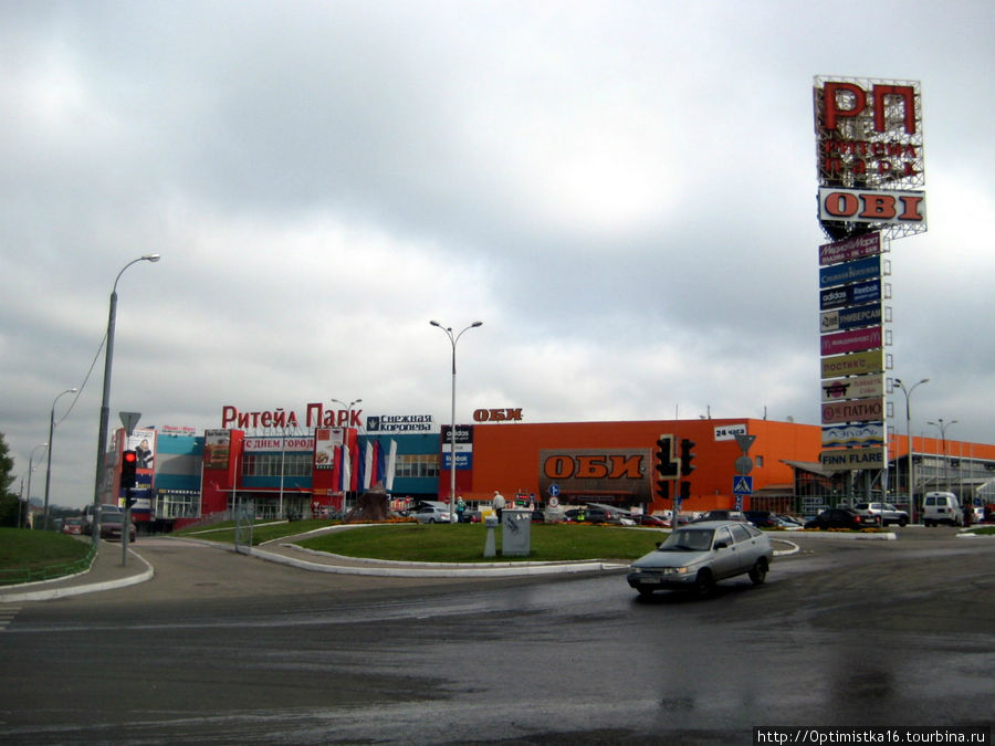 Этот комплекс магазинов тоже рядом с Варшавским шоссе напротив METRO. Москва, Россия