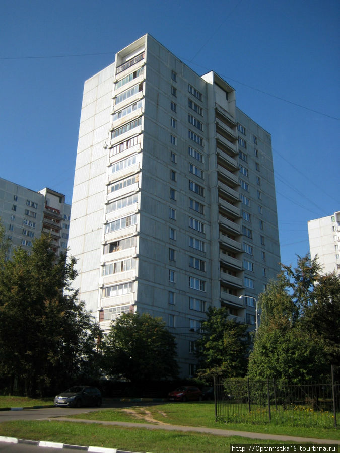 А это дом, в котором живёт мой сын и в котором теперь останавливаюсь я, когда изредка приезжаю по делам в Москву. Москва, Россия