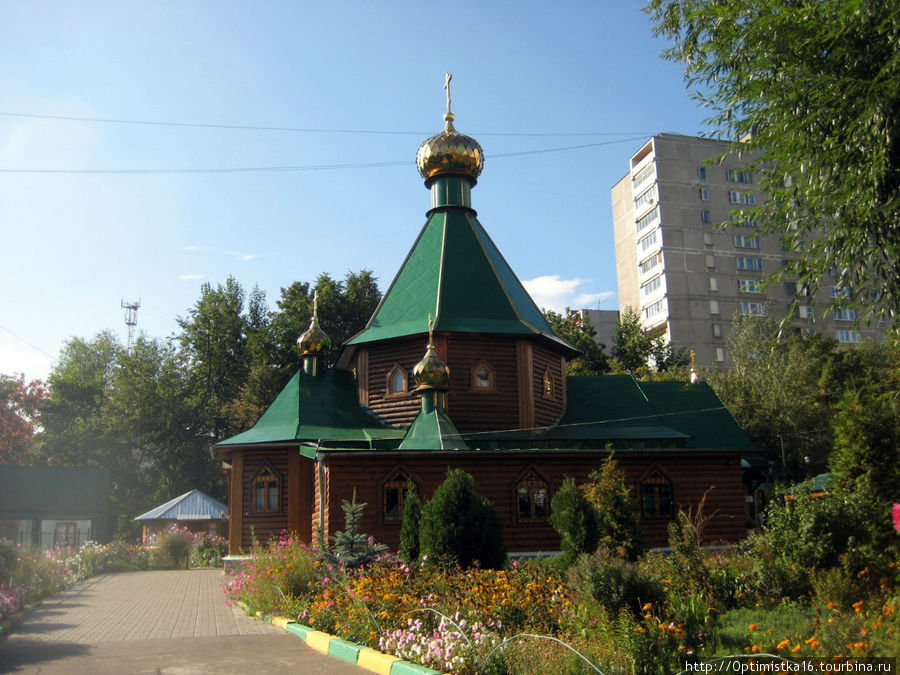 Эта церковь — прямо напротив нашего дома. Её хорошо видно и слышно с нашей лоджии. Москва, Россия