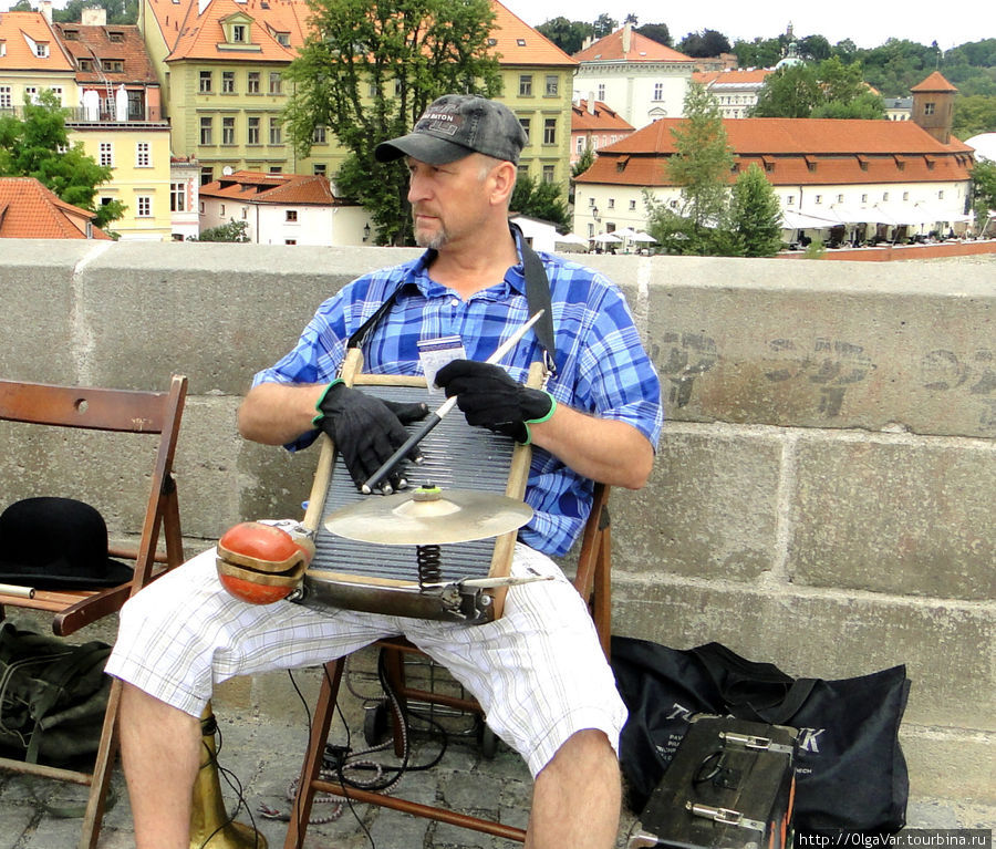Среди музыкантов  стиральная доска получила название  «музыкального слюнявчка», так как располагается на груди Прага, Чехия