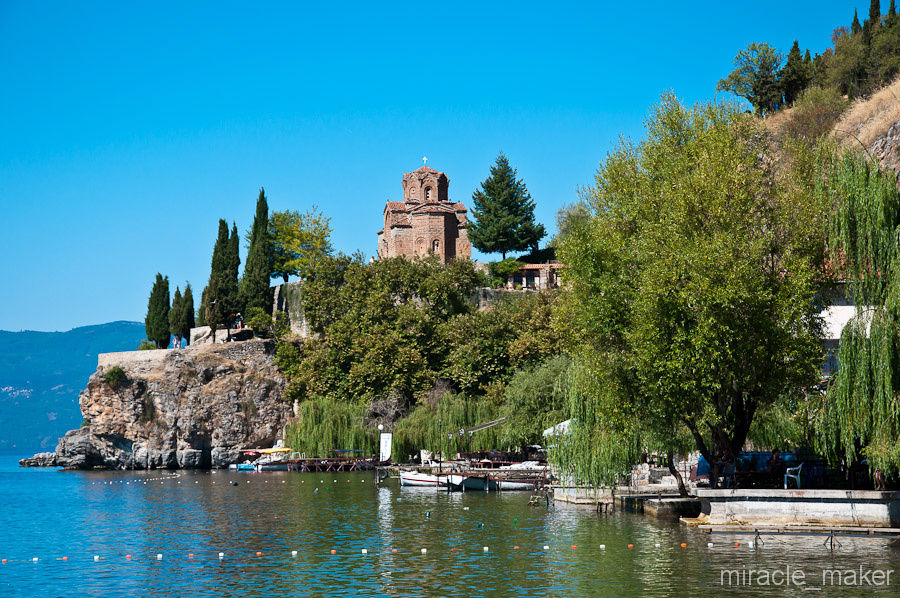 Хорошо сохранилась церковь святого Иоанна Богослова, которая возвышается на утесе над озером. Охрид, Северная Македония