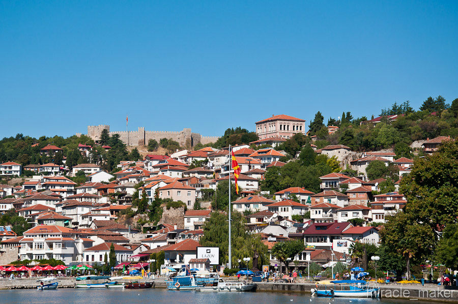 На горе, возвышающейся над Охридом, находится древняя крепость. Охрид, Северная Македония