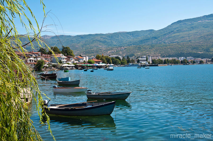 Днем у берега стоит множество рыбацких лодок, дожидающихся ночной рыбалки. Охрид, Северная Македония