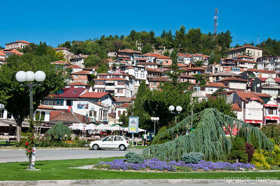 Центральная часть города построена на холме, поэтому все улицы переплетены между собой и не всегда ясно, где заканчивается одна и начинается другая. Охрид, Северная Македония