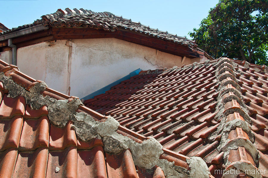 Все крыши в Македонии, да и во всех Балканских странах накрыты красной, настоящей, черепицей. Охрид, Северная Македония
