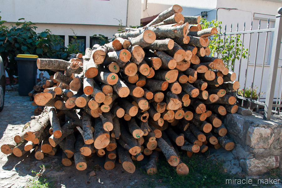А вот так помечают свои дрова. Мало ли, вдруг возникнет спор кто их рубил … Охрид, Северная Македония