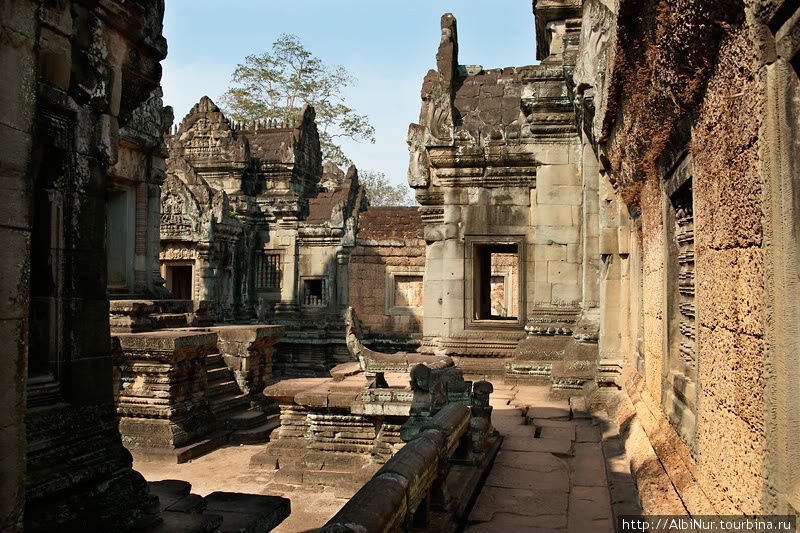 Многоуровневый, сложный геометрически, построенный из разных материалов Banteay Samre — индуистский храм начала XII века. Ангкор (столица государства кхмеров), Камбоджа