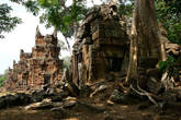 яд фортификационных башен окружают Анкгор Том (Anggkor Thom, буквально великий город, столица). Большинство из них разрушены.