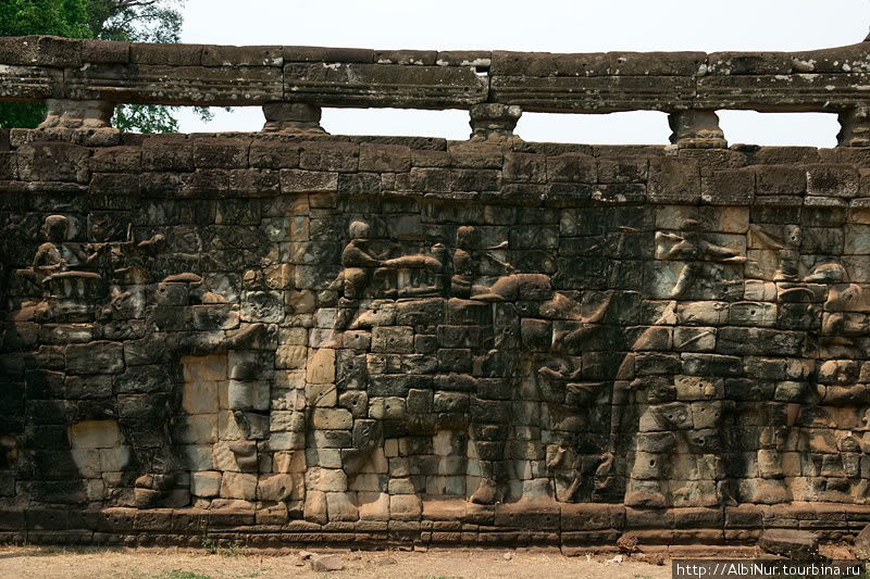 лоновья терраса — странное сооружение. Разнородное ранее, ныне ещё и неравномерно разрушенное временем. Ангкор (столица государства кхмеров), Камбоджа