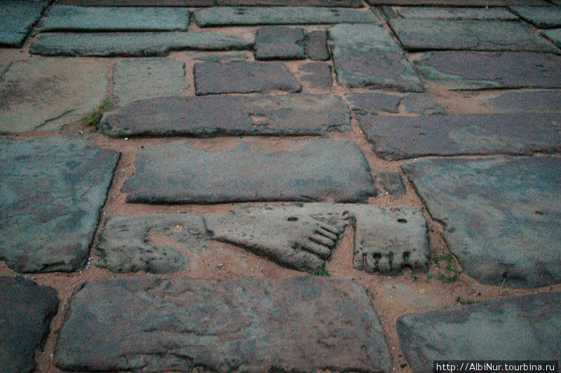 Дорога-насыпь через ров выложена плитами и материалами оставшимися при возведении храма. Ангкор (столица государства кхмеров), Камбоджа