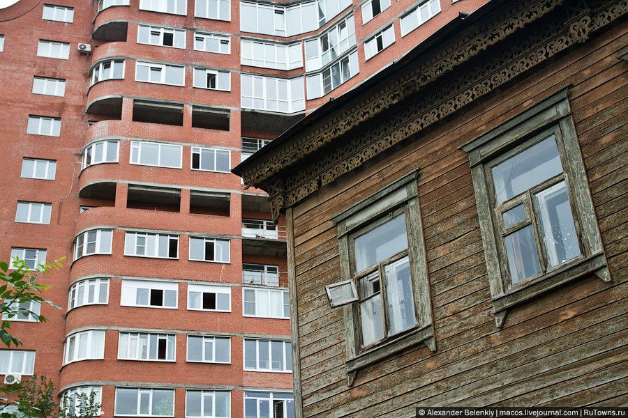На месте старых деревянных домов вырастают кирпичные многоэтажки. Пенза, Россия