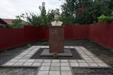 На самом деле это просто двор партии Зюганова, где установили памятник Сталину.
