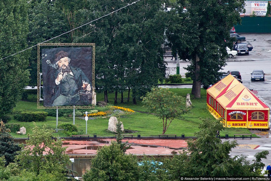 А на пешеходной улице Московская есть картина французского художника Эдуарда Мане, сделанная из 55 тысяч пивных пробок. Спонсор этого произведения современного искусства — местный пивзавод. Пенза, Россия