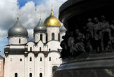 Самые яркие впечатления внутри детинца — собор святой Софии и памятник Тысячелетию России.