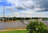 Вид на пешеходный мост через Волхов, разделяющий Новгород на Софийскую и торговую стороны