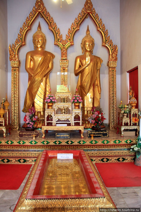Золотые Будды и отпечаток стопы Будды Аюттхая, Таиланд