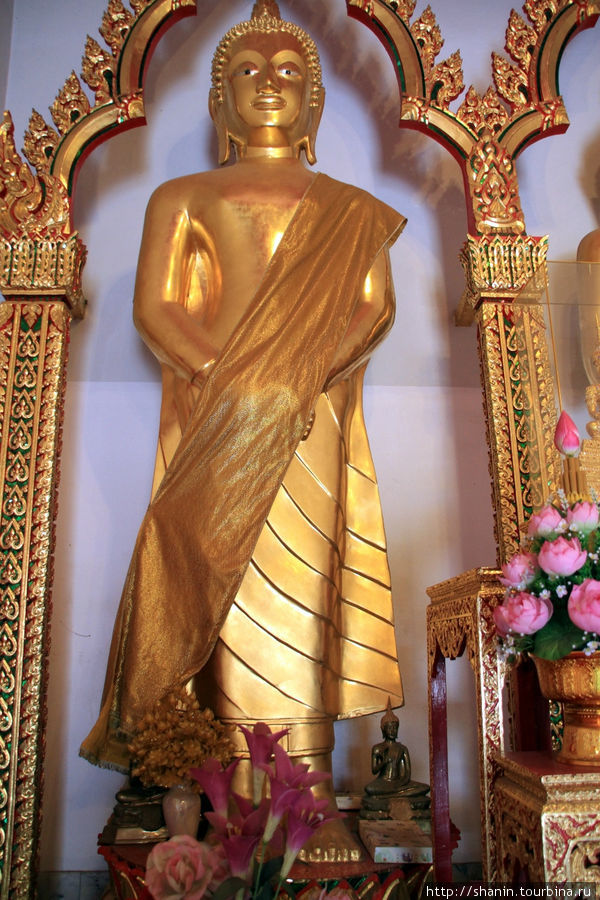 Золотой стоящий Будда, Ват Касаттратхират в Аюттхае Аюттхая, Таиланд