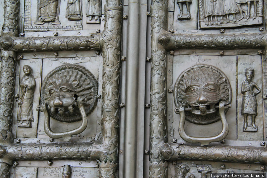 Эту дверь одного из храмов на территории Кремля рассматривать можно долго... Великий Новгород, Россия