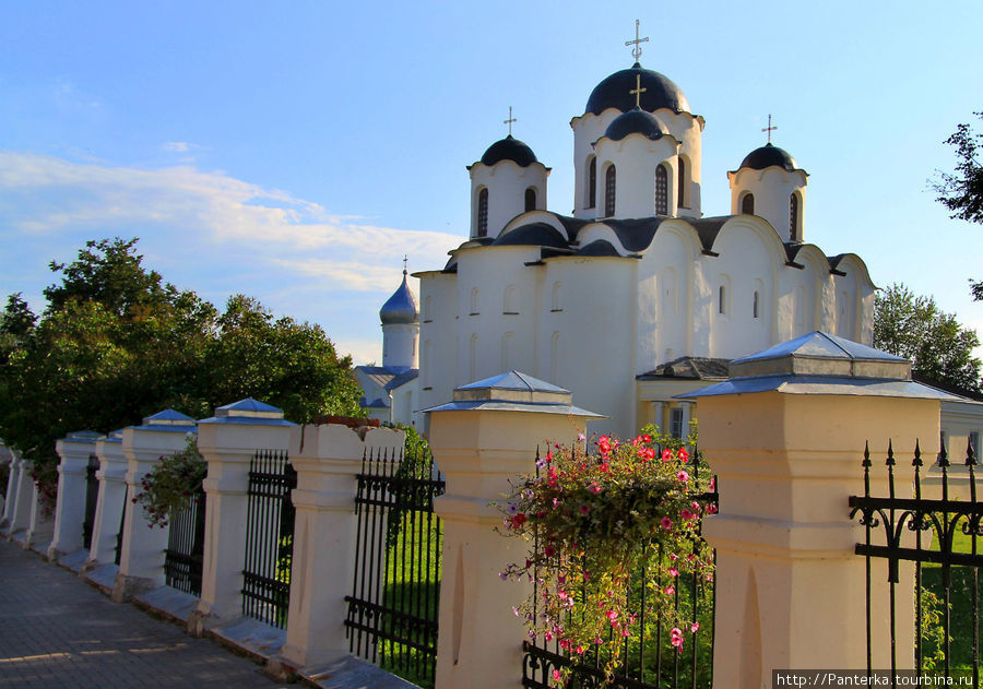 На торговой стороне компактно разместились 7 или 8 церквей Великий Новгород, Россия