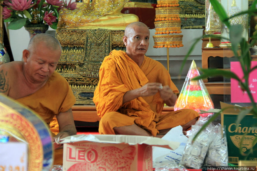 Монахи в Ват Мае Нанг Плуем в Аюттхае Аюттхая, Таиланд