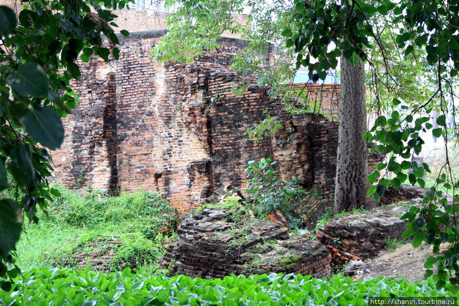 Руины, Ват Прадисатхан в Аюттхае Аюттхая, Таиланд