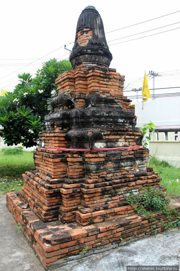 Кирпичная ступа, Ват Прадисатхан в Аюттхае Аюттхая, Таиланд