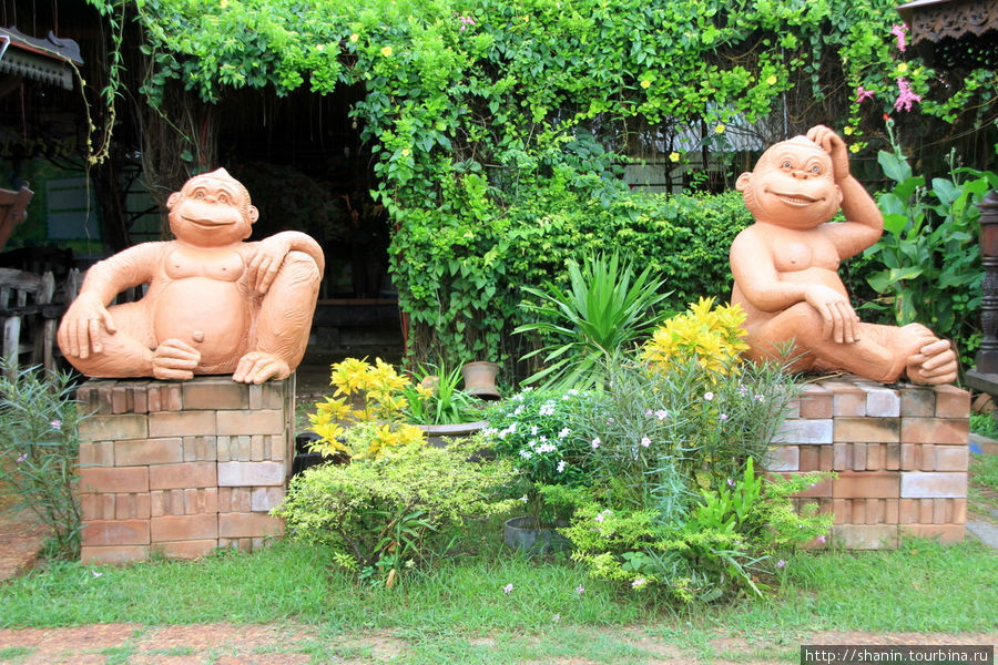 Статуи,  Ват Тхаммикарат в Аюттхае Аюттхая, Таиланд