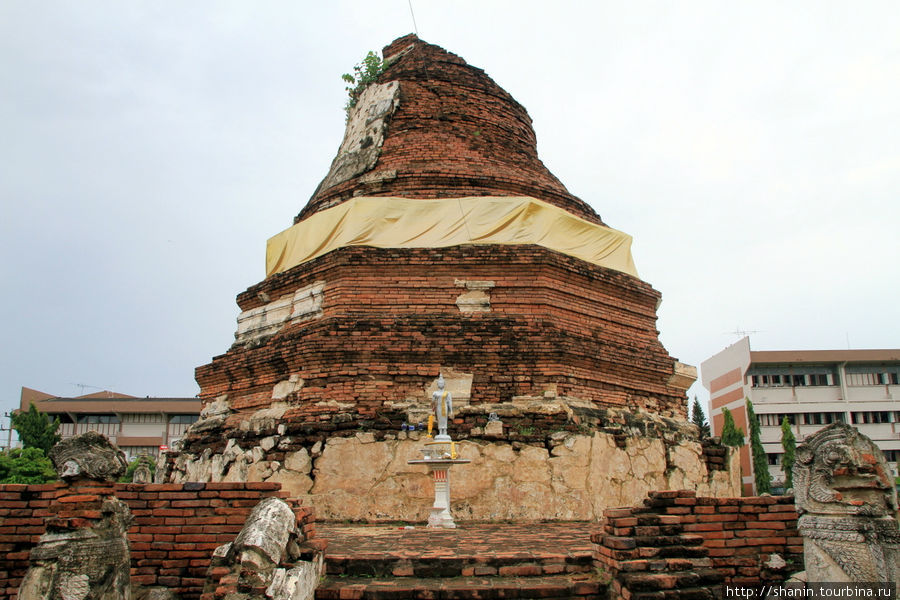 Кирпичная ступа,  Ват Тхаммикарат в Аюттхае Аюттхая, Таиланд