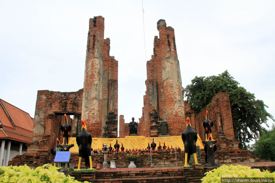 Разрушенный храм,  Ват Тхаммикарат в Аюттхае Аюттхая, Таиланд