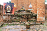 В разрушенном храме,  Ват Тхаммикарат в Аюттхае