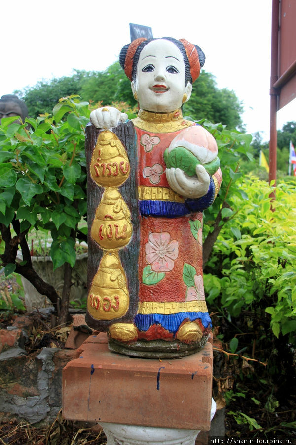 Статуя,  Ват Тхаммикарат в Аюттхае Аюттхая, Таиланд