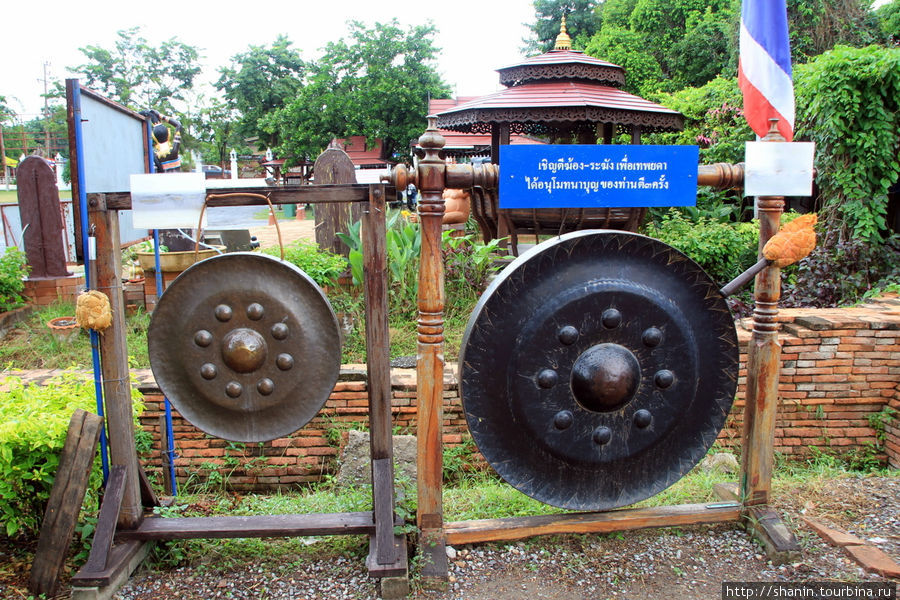 Два гонга,  Ват Тхаммикарат в Аюттхае Аюттхая, Таиланд