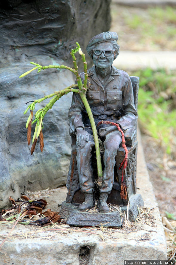 Маленькая статуя у ног большой, Парк Суан Сомдет Пхрасинакхарин Аюттхая, Таиланд