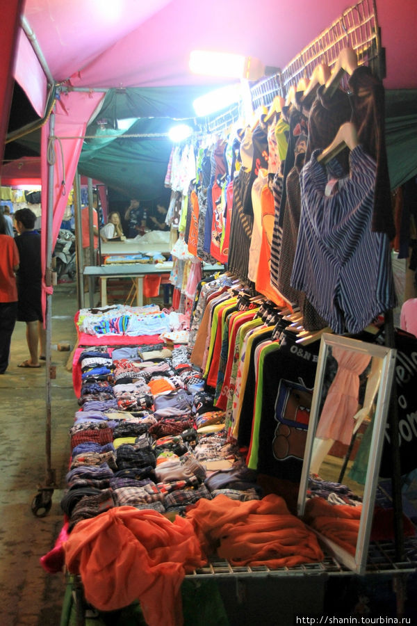 На ночном рынке в Канчанабури Канчанабури, Таиланд