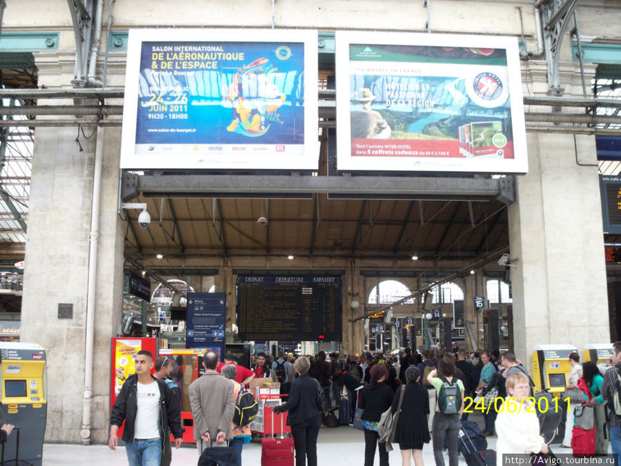 Реклама   авиашоу на Северном вокзале в Париже в виде билета Ле-Бурже, Франция