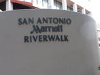 У отеля Марриотт спуск к Riverwalk