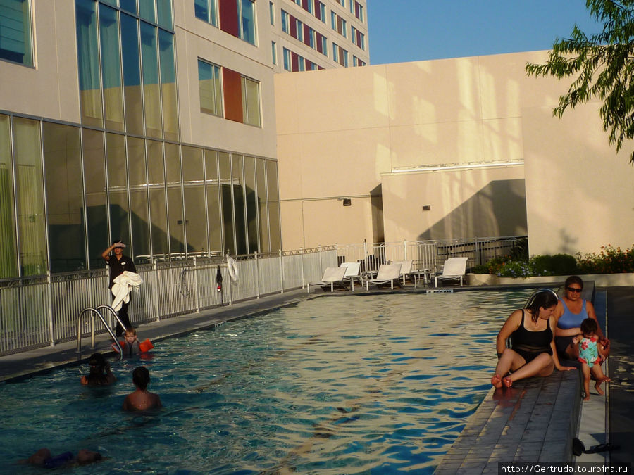 Плавательный бассейн на крыше 5 этажа отеля Сан-Антонио, CША
