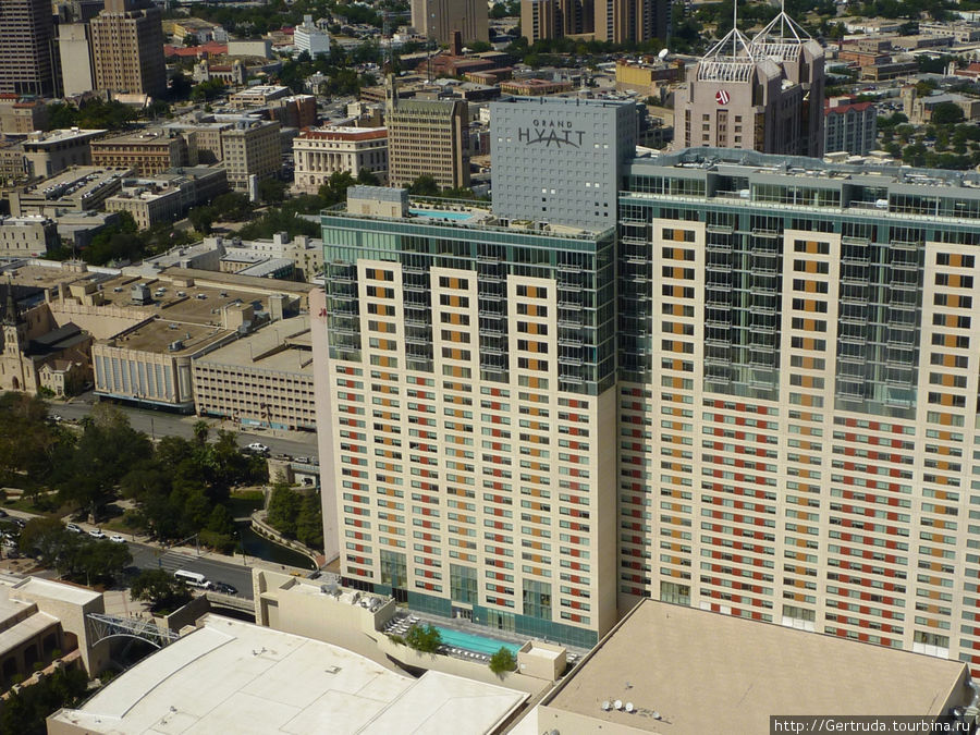 Вид на отель Grand Hyatt    со смотровой  площадки башни Tower of the Americas Сан-Антонио, CША