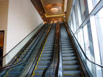 Эскалатор из отеля  Grand Hyatt  в Конференц Центр