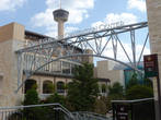 Арка над Riverwalk и пешеходным мостиком от Конференц центра к театру Lila Cockrell
