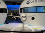 AIRBUS представила модель нового дальнемагистрального самолета А-350  конкурент Боингу 787.  Время покажет,  как он справится со своими обязаностями.