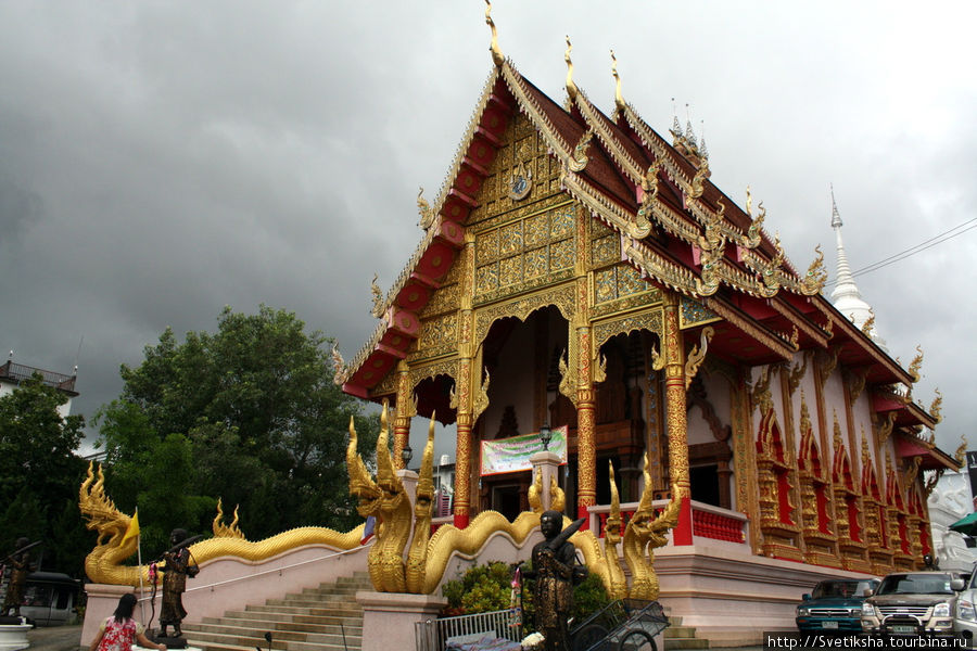 Храм возле продуктового рынка Чианграй, Таиланд