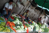 Торговцы на овощном рынке