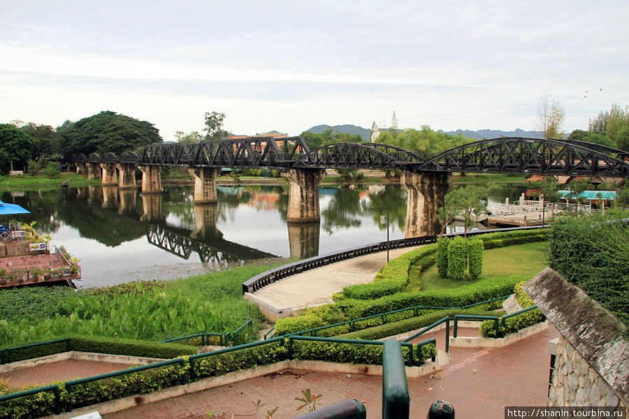 Вид на реку Квай и мост Канчанабури, Таиланд