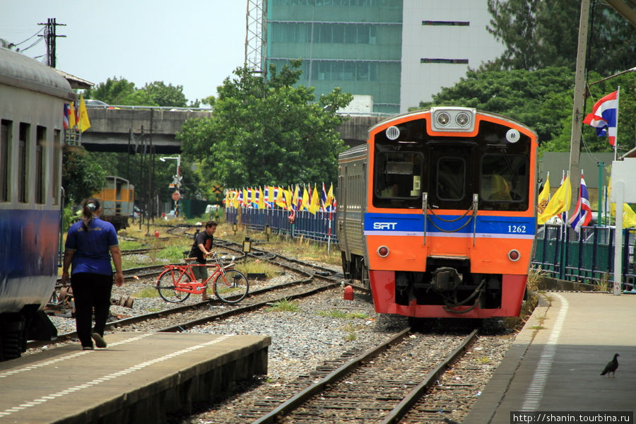 Поезд прибывает на станцию Тонбури Бангкок, Таиланд
