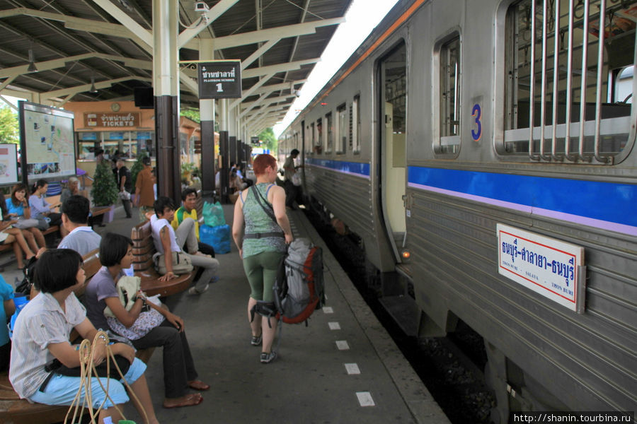 На станции Тонбури идет погрузка на поезд до станции Салая Бангкок, Таиланд